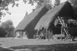Altes gebohltes Haus mit Strohdach in Sprey. : Stare kładźite, ze słomu skryte domske w Sprjowje.