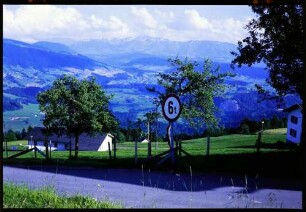 Sulzberg: Straße nach Simmlisgschwend mit Blick in Bregenzer Wald