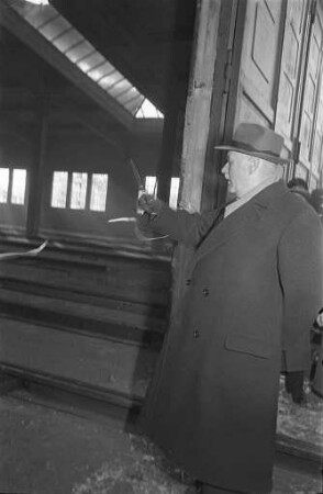 Inbetriebnahme der neuen Wagenhalle der Straßenbahn-Verkehrsbetriebe am 23. Dezember 1950 .