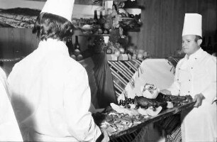 Freiburg: Kaufhof; rumänische Woche; Köche bauen Buffet auf