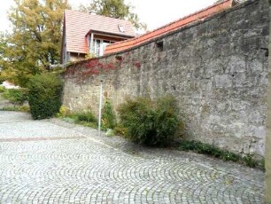 Rieden-Kirchhof im Südosten mit Kirchhofmauer im Verlauf nach Norden-erhaltene Schießscharten in der Steinbrüstung des Wehrgangs (hölzerner Laufgang und Dach im 18 Jh abgetragen)