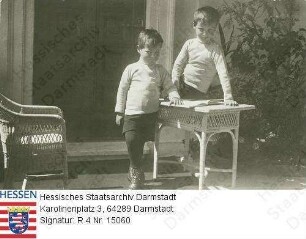 Georg Donatus Erbgroßherzog v. Hessen und bei Rhein (1906-1937) / Porträt mit Bruder Prinz Ludwig (1908-1968) vor Schloss Wolfsgarten, stehend, Ganzfiguren