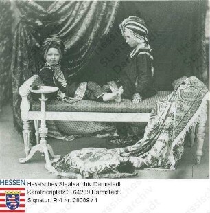 Alfred I. Herzog v. Sachsen-Coburg-Gotha, Prinz v. Großbritannien (1844-1900) / 4 Porträts in indischem Kostümde auf Ottomane sitzend bezw. neben Orangenbaum stehend