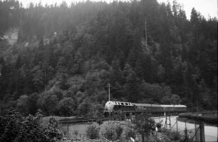 Triberg: Diesellok mit Zug im Fahren
