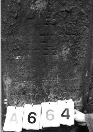Grabstein 664 (Index: 99901899) Material: Sandstein Maße HxBxT: 113x57x15 cm Besonderheit: Kindergrab: Grabstein 664A