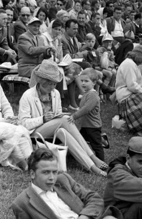 Schauinslandrennen: Dame mit Kind im Gras sitzend