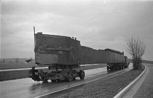 Transport von zwei Kranschiffen auf der Autobahn beim Autobahn-Dreieck Karlsruhe-Durlach.