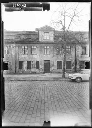 Potsdam, Otto-Nuschke-Straße (Lindenstraße) 30 (?). Wohnhaus. Straßenfront