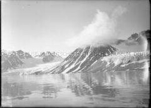 Dunkle Bergkette mit Schneefurchen, Gletschersee mit Spiegelungen, Nordlandreise, Norwegen