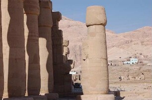 Luxor - Tempelanlage : Seitenansicht des Ramesseum-Tempels des Pharao Ramses II. in Theben-West, Hintergrund das Dorf El Gourna am Thebenberg, aufgenommen 2006 bei Luxor