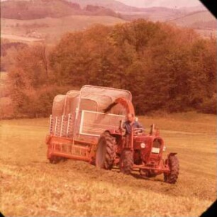Fotografie: Futtererntetechnik, Feldhäcksler angebaut, Grassilage, Pickup