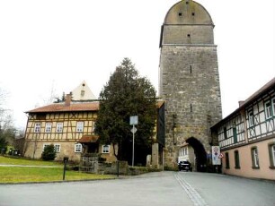 Stadtbefestigung - Stadttor (Hattersdorfer Tor) von Feldseite mit Schießscharten (Schlitz- und Büchsenscharten) sowie neuzeitlichen Gebäuden