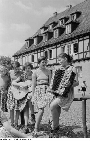 Kinder beim Musizieren vor der Jugendherberge