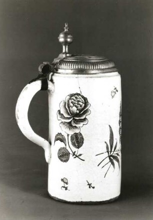 Walzenkrug (mit Deckel). Fayence, mehrfarbig bemalt; H. 24,5 cm. Dresden, um 1775. Dresden: Kunstgewerbemuseum 37440