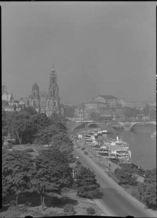 Dresden. Blick vom Hochhaus am Terrassenufer über die Dampferanlegestellen nach Westen