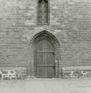 Spremberg. Portal der Kreuzkirche : Spremberg. Kreuzkirche (2. Hälfte 15. Jahrhundert, Turmaufsatz 1732). Portal, Südseite des Turms