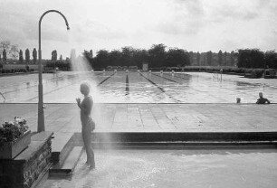 Badebetrieb im Freibad Rüppurr im verregneten Sommer 1974