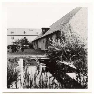 Grünflächen an der Albrecht-Dürer-Schule, Bromberg: Schulgebäude und im Vorgrund Wasserbecken