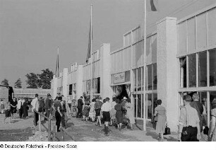 Besucher vor der Ausstellungshalle "Rinder und Pferde"