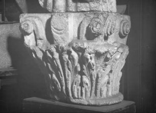 Kapitell mit Akanthus und Voluten