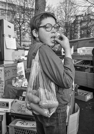 Leipzig, 1992. Wochenmarkt-Szene, eine Junge hat viele Würste eingekauft
