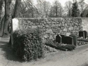 Ottendorf-Okrilla. Friedhof. Mauer mit Grabstellen