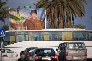 Hauptstadt Tripolis : Auf einer elektronischen Anzeigetafel am "Grünen Platz" im Zentrum der libyschen Hauptstadt ist Revolutionsführer Gaddafi dauerhaft präsent, aufgenommen 2006 in Tripolis