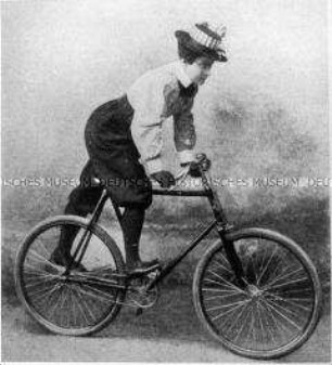Radfahrerin um 1900