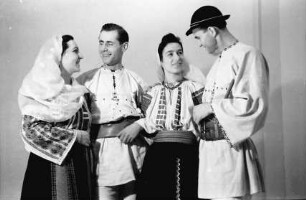 Bukarest: Turnhalle der Deutschen Schule, zwei Tanzpaare, nebeneinander