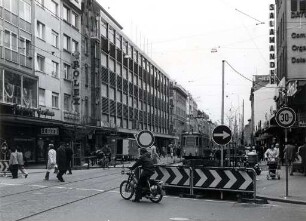 Privatgebäude, Straßen und Plätze in Karlsruhe. Kaiserstraße/Ecke Herrenstraße
