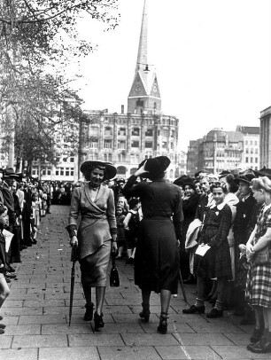 Hamburg-Altstadt. Modenschau der Firma Topp & Franck auf dem Jungfernstieg. Nach dem 2. Weltkrieg und der Währungsreform herrscht daran großes Interesse