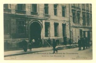 "Große Straßenkämpfe in Berlin während des Generalstreiks. Zerstörtes Haus Blumenstraße 35."; 1 v. 2.