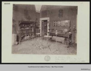 Versteigerung von schmiedeeisernen Alltagsgeräten aus der Florentiner Sammlung Peruzzi durch Elia Volpi in seinem Villino in Florenz, 1914