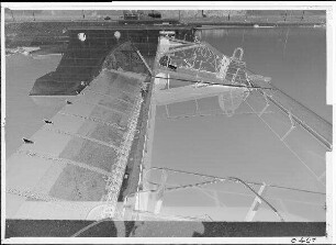Staustufe Ottendorf. Schwimmender Notverschluss im linken Wehrfeld. Links die abgesenkte Klappe mit Anstricherneuerung. Schweinfurter Pegel = 190 cm.