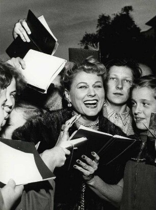 Marika Rökk und Autogrammjäger
