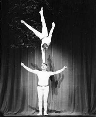 Scala: Hans Beetz und Partner (Handstand auf Kopf)