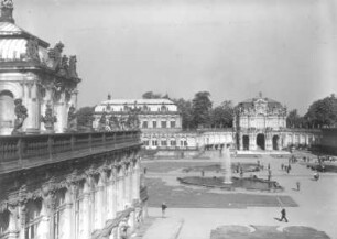 Dresden-Altstadt. Dresdner Zwinger (1711-1728; M. D. Pöppelmann). Zwingerhof mit westlichem Eckpavillon und Wallpavillon vom Glockenspielpavillon