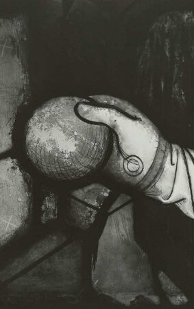 Szene aus der Nikolauslegende: Architekturdetail und Hand des Nikolaus mit Goldkugel