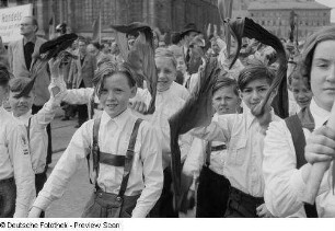 Mit Tüchern winkende Pioniere bei einer 1.-Mai-Demonstration auf dem Karl-Marx-Platz