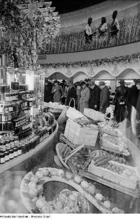 Besucher vor einem Messestand mit Obst und Gemüse in der Messehalle des Ausstellungslandes Bulgarien