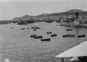 Hafen von Las Palmas : Blick auf eine Hafenlandschaft mit Dampfschiffen und Booten