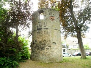 Stadtbefestigung-Ansicht im Ostnordosten (höhe Brunnengasse) - Hufeisenturm (mit Stadtmaueransatz) von Südosten über Feldseite (mit querliegenden Büchsenscharten)