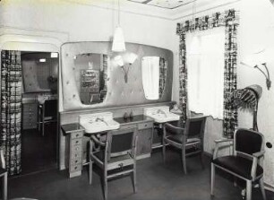 Damensalon : Roßwein, Gartenstraße 4. Wohnhaus (um 1900/ Ladeneinbau um 1925) mit Frisiersalon der PGH Olympia (ehem. Frisiersalon Pinkert). Damensalon