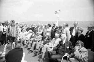 31. Tagung 1981 (29.6.-3.7.) Mediziner; Maikäferrede in Farbe: Gräfin Sonja Bernadotte, Graf Lennart Bernadotte, Daniel C. Gajdusek; rechts sitzend: Sir Peter Medawar, Konrad Lorenz, Frau Pauling, André F. Cournand, Sir Hans A. Krebs, Rodney R. Porter, Linus C. Pauling, Frau Cournand; dahinter stehend: Christian R. de Duve, Frau Luria (in blauer Bluse), Salvador E. Luria, Nikolaas Tinbergen, Sir John C. Eccles, Sir Bernard Katz, Adolf Butenandt, Rosalyn Yalow, Severo Ochoa, Ernst O. Fischer, Thomas H. Weller, James D. Watson mit Sohn, Allen Cormack