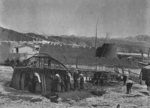 Frauen aus Zentralasien : Frauen aus Zentralasien vor einer Jurte im Tian Shan Hochgebirge. Im Hintergrund eine festungsähnliche Anlage, möglicherweise eine Karawanserei
