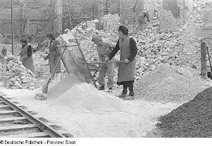 Trümmerfrauen beim Straßenbau