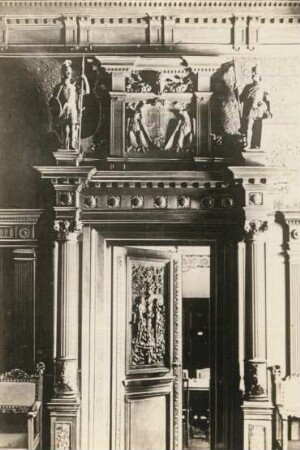 Türrahmen mit Reliefs zur Symbolik des Saales : Türrahmen mit Reliefs zur Symbolik des Saales. Holz geschnitzt (vor 1895; Entwurf der Reliefs von L. Hoffmann, J. Magr). Leipzig, Reichsgericht, Südlicher Strafgerichtssaal
