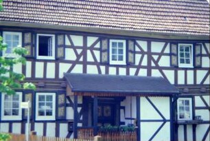 Haus Ringgasse 108, Traufseite mit überdachtem Eingangsbereich