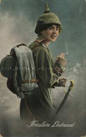 Frau in feldgrauer Uniform