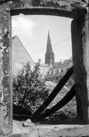 Freiburg i. Br.: Ruine, Durchblick durch ein Fenster